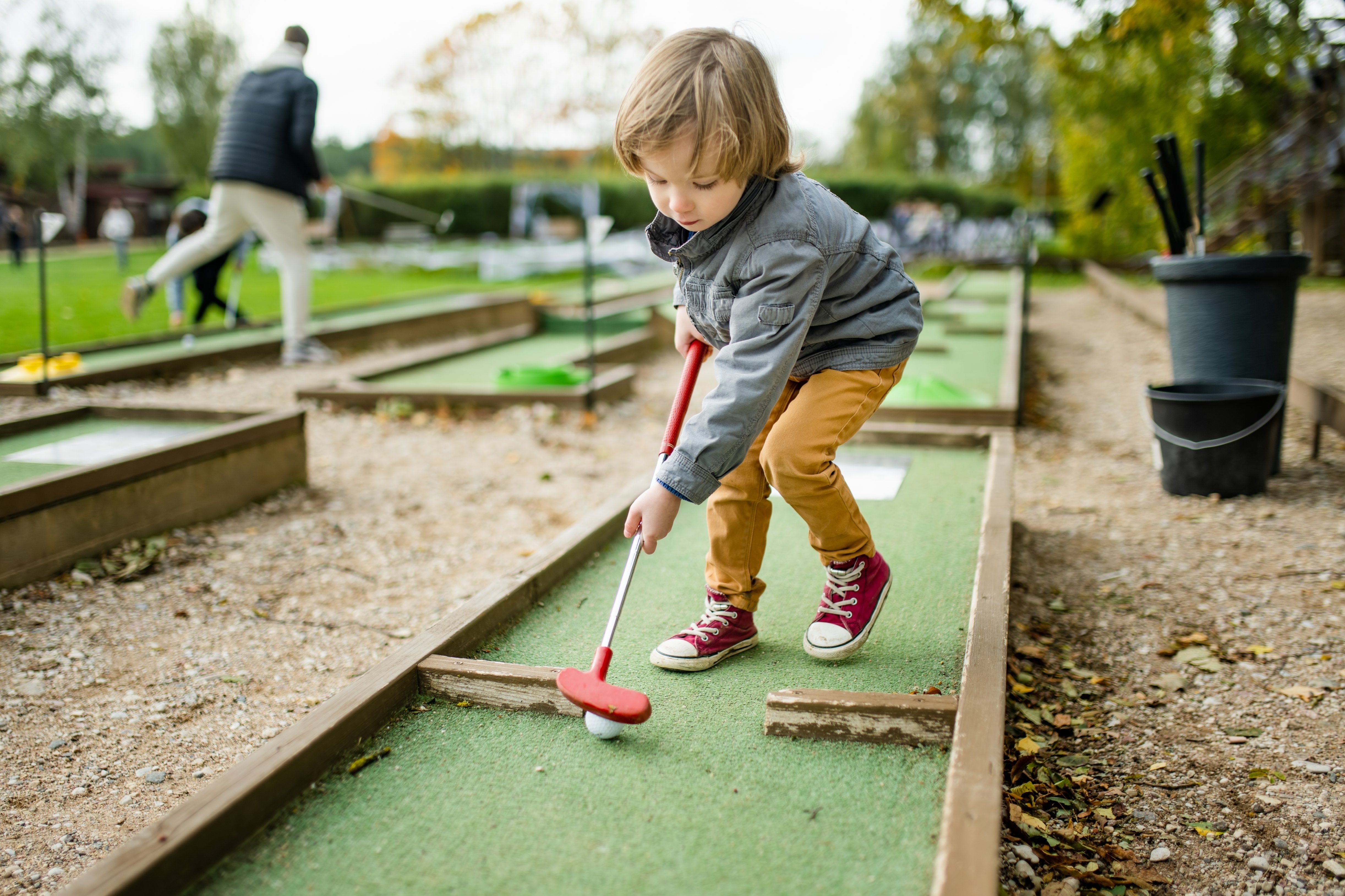 nino practica en un minigolf